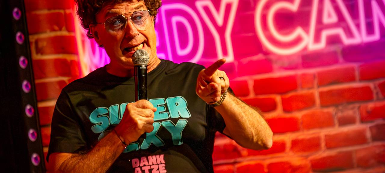 Das Comedy Camp 2025 startete in Unna in der Stadthalle. Auf der Bühne zu sehen: Atze Schröder.