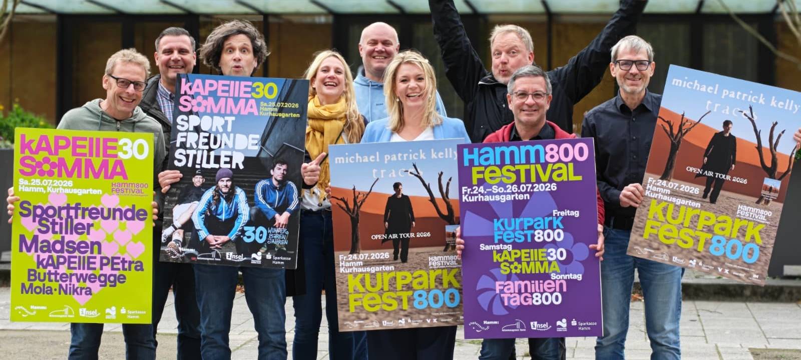 Eine Gruppe hält Plakate hoch.