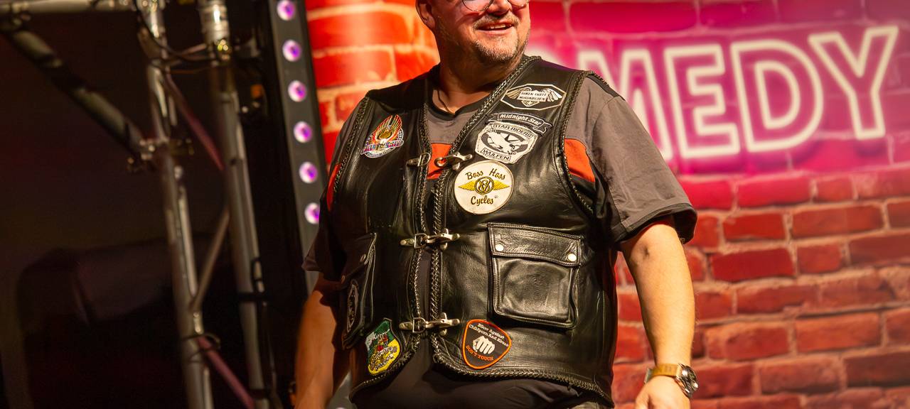 Das Comedy Camp 2025 war in Legden im Dorf Münsterland. Auf der Bühne zu sehen: Gastgeber Jürgen Bangert.