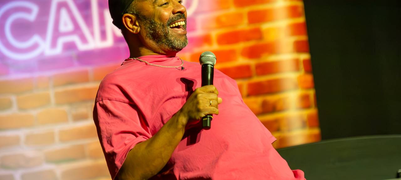 Das Comedy Camp 2025 war in Bergheim im MEDIO.RHEIN.ERFT. Auf der Bühne zu sehen: Simon Pearce.