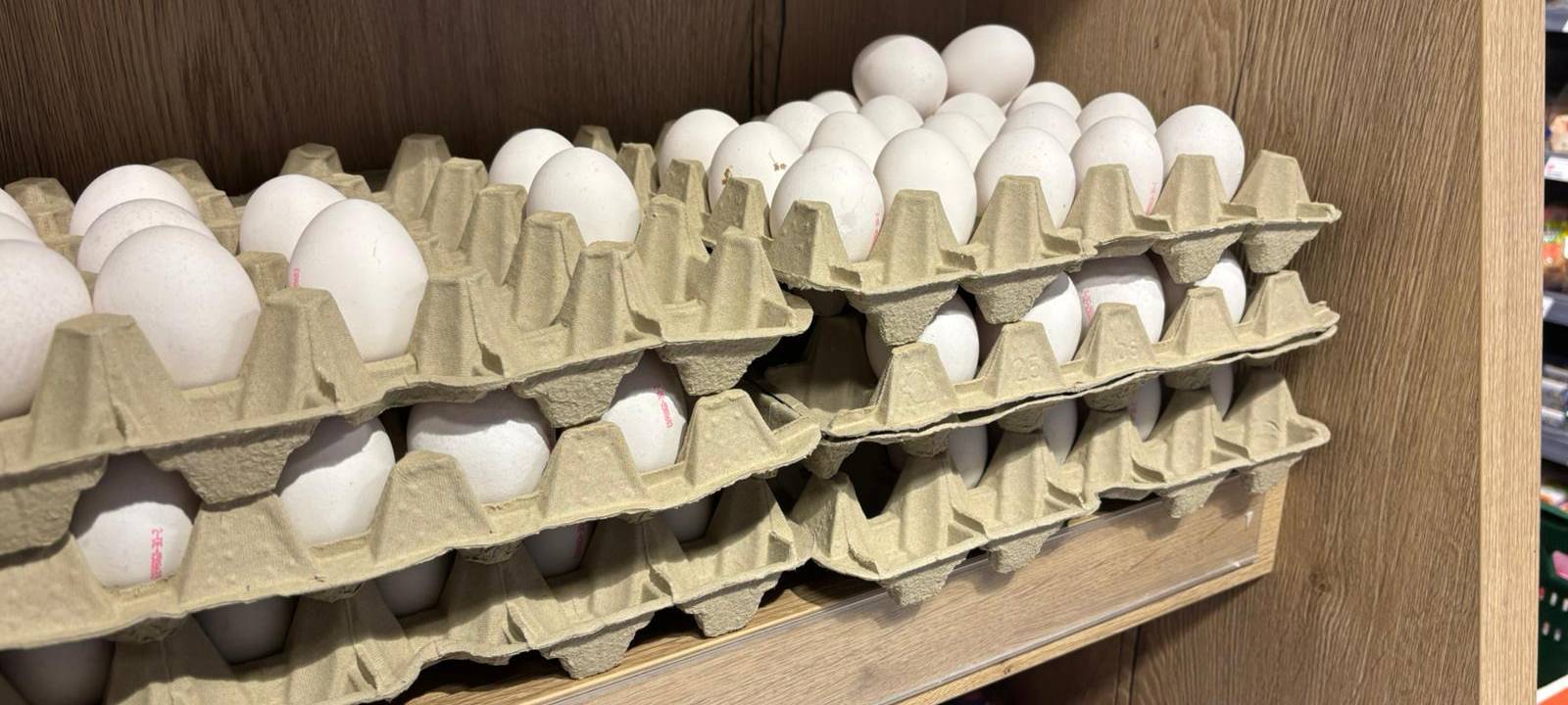 Eier in einem Regal.