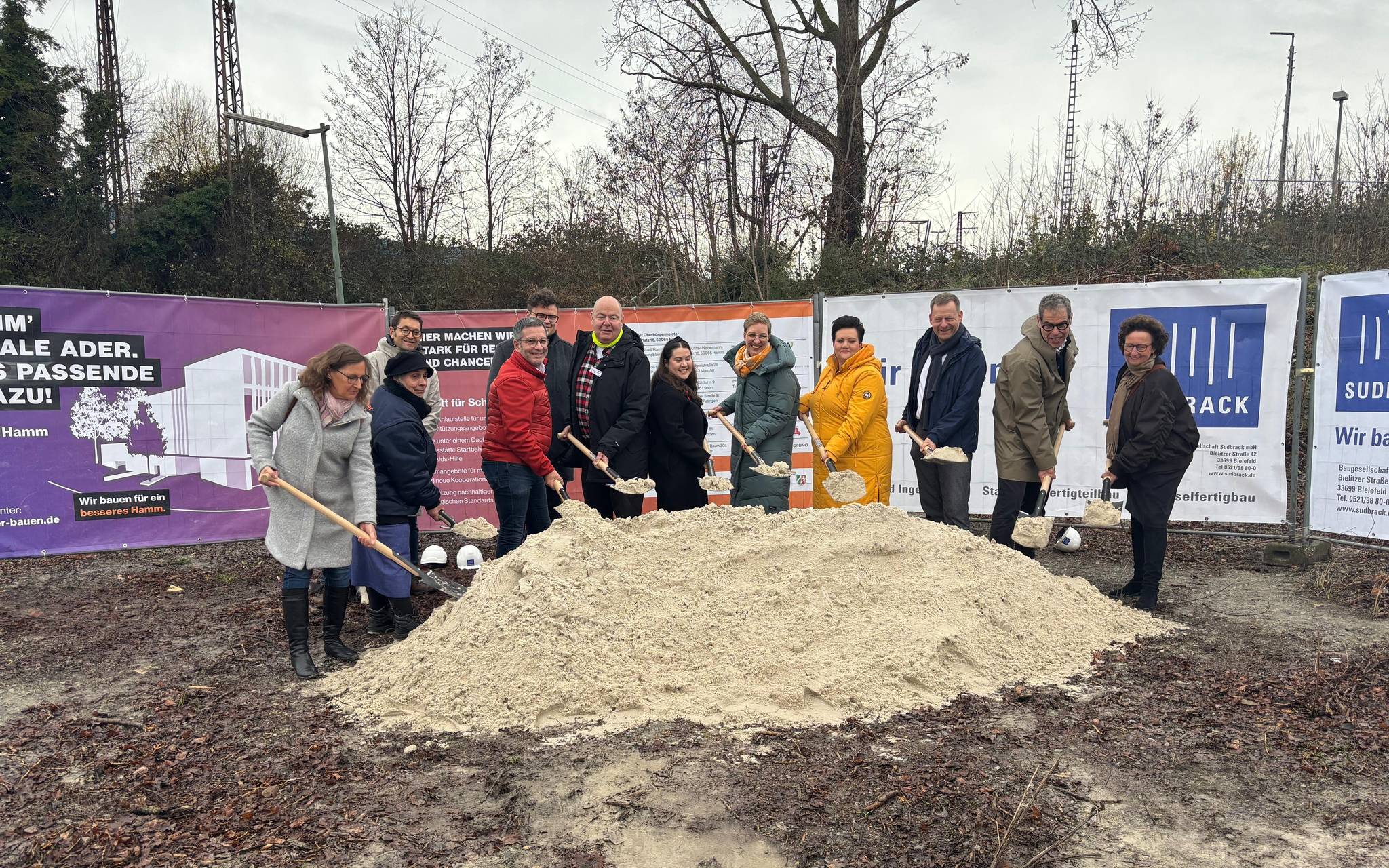 Am Dienstag (09.12.) gab es den Spatenstich für das neue Trägerhaus in Hamm.