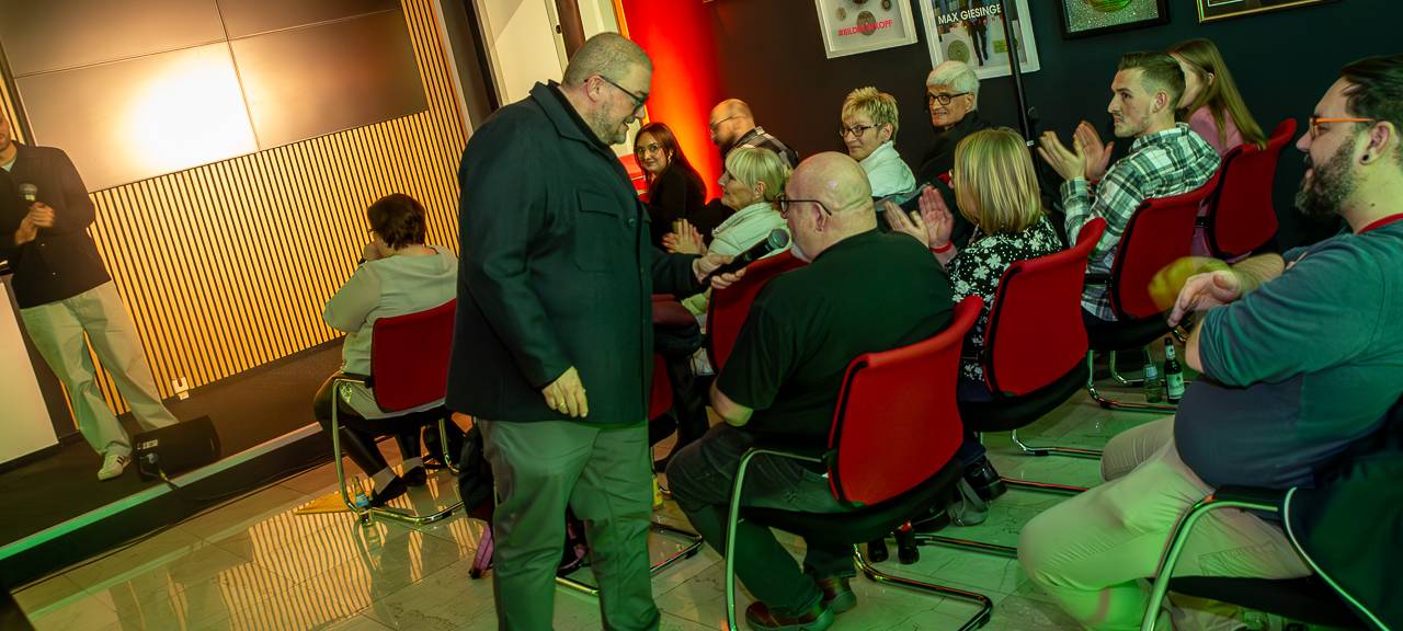 Leon Windscheid – hautnah: Ein unvergesslicher Abend für Aktion Lichtblicke