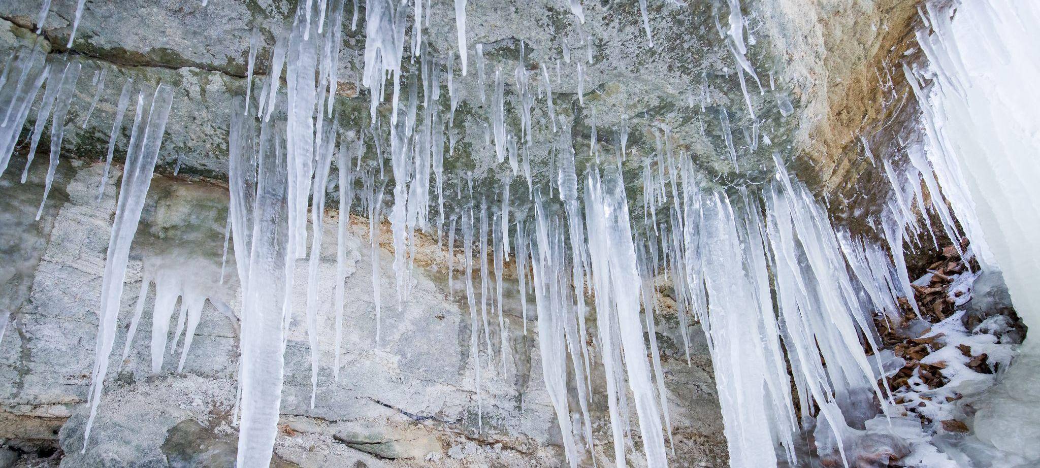 Winterwetter - Vereister Klingender Wasserfall