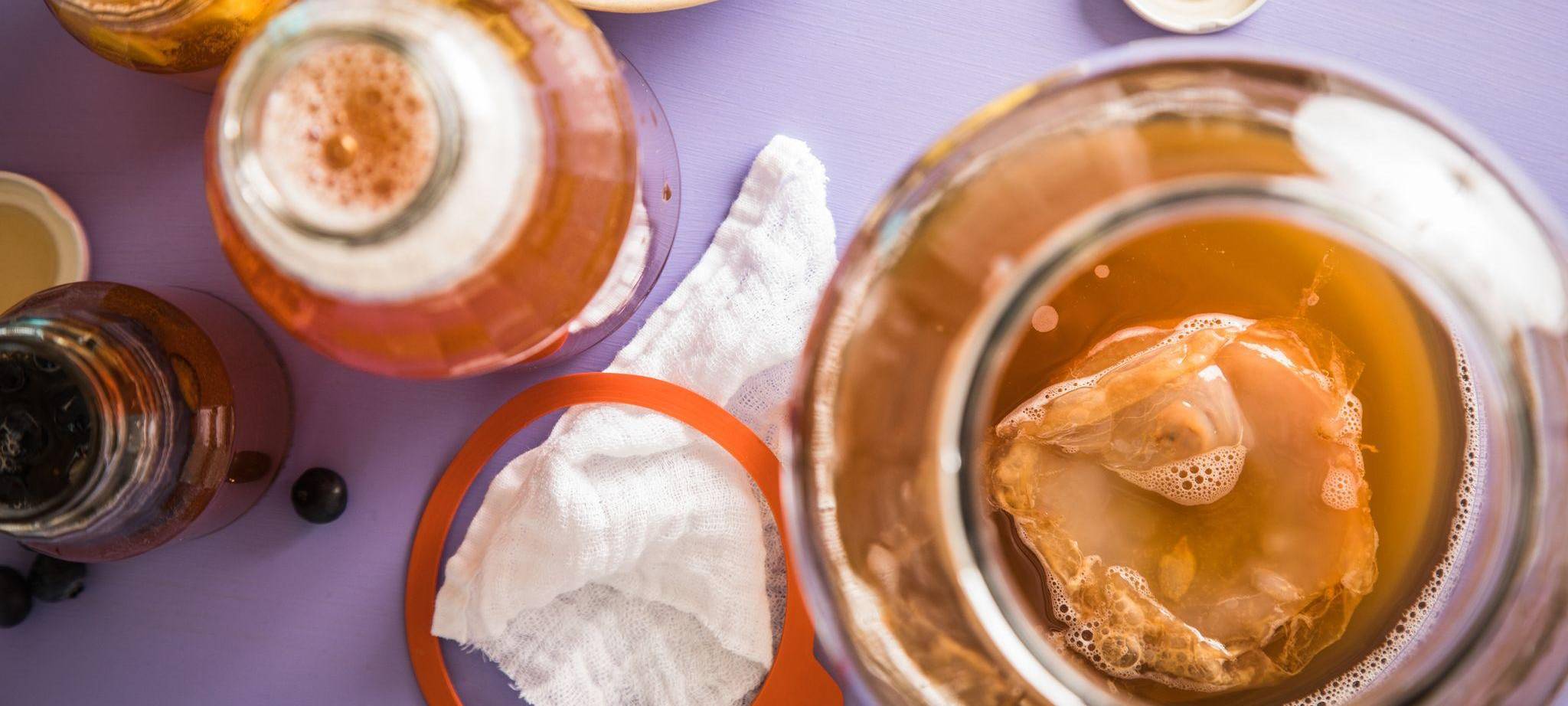 Kombucha wird fermentiert