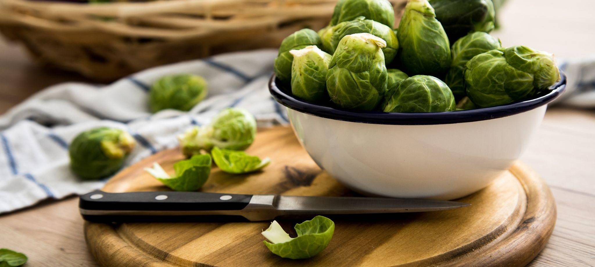 Rosenkohl liegt in einer Schüssel