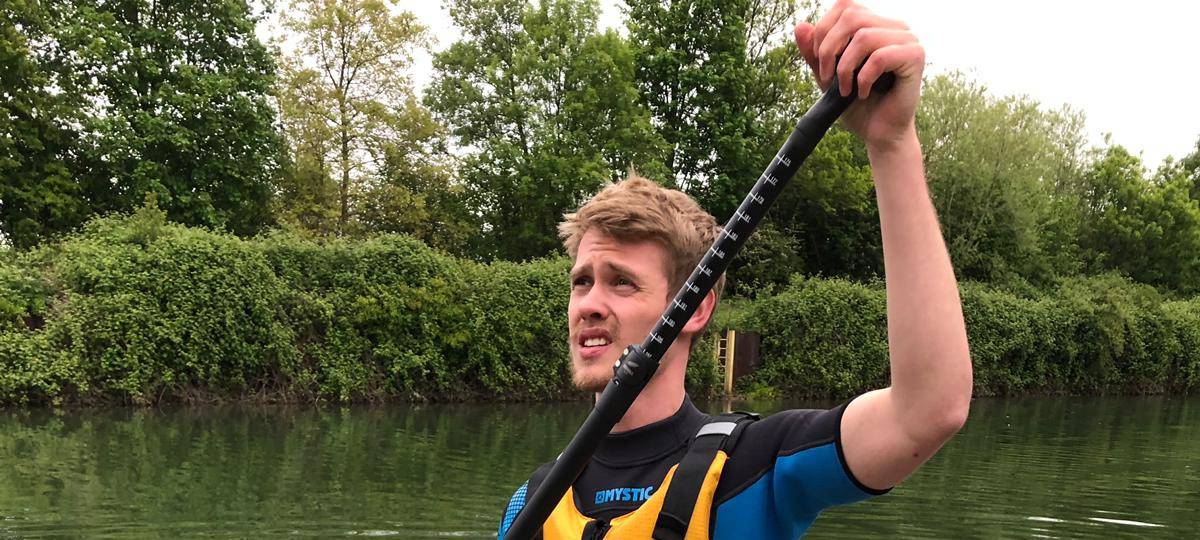 Joe beim Stand Up Paddling