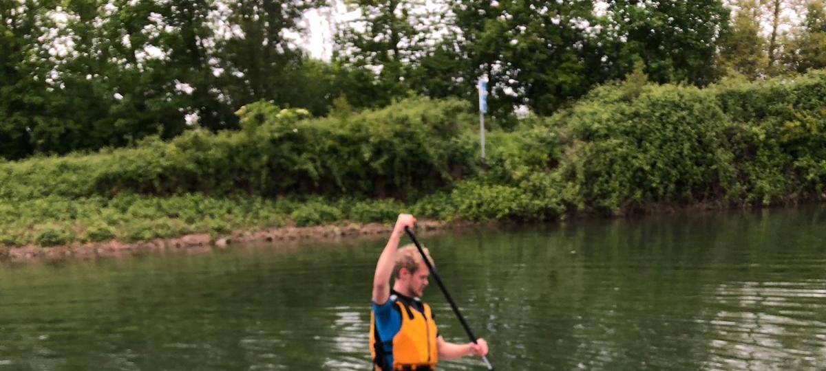 Joe beim Stand Up Paddling