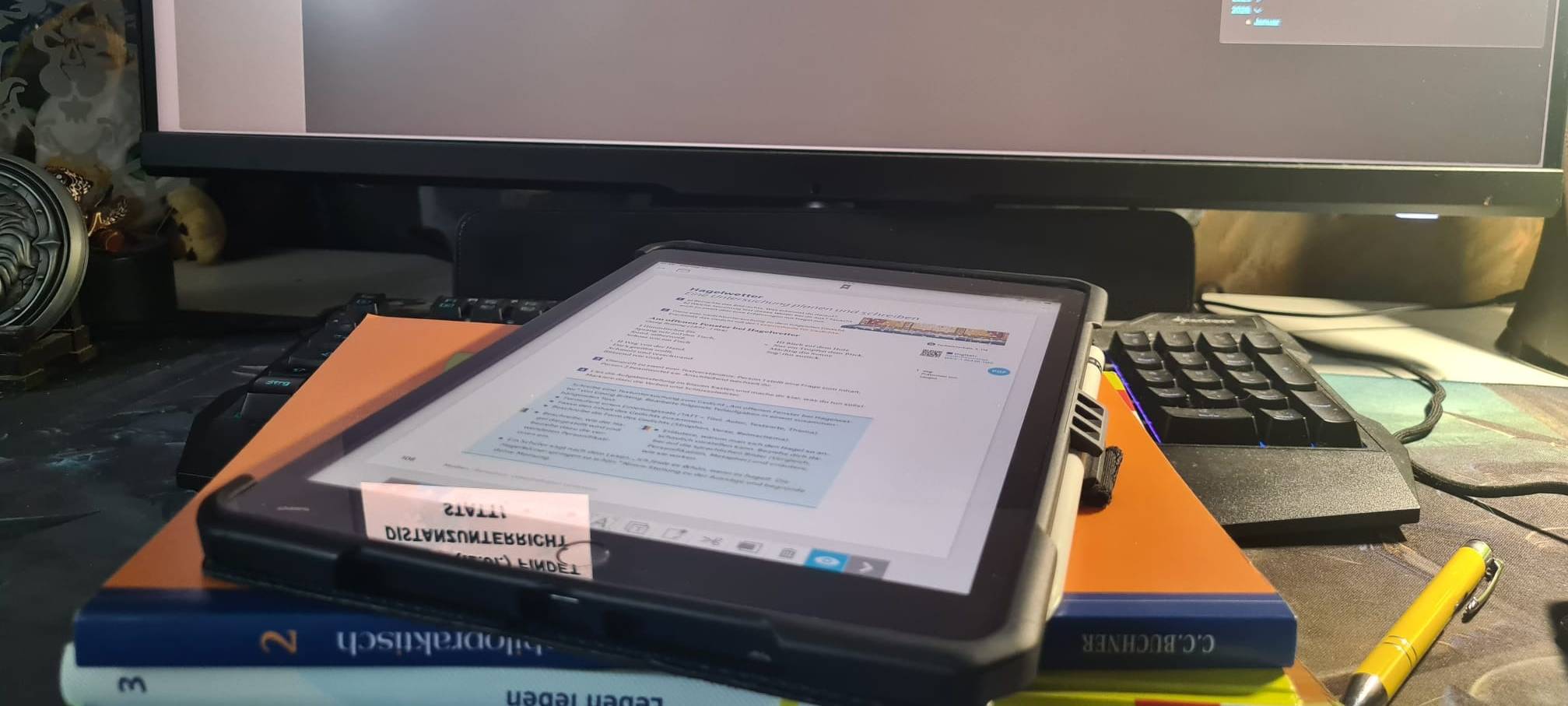 Schreibtisch mit PC und Büchern