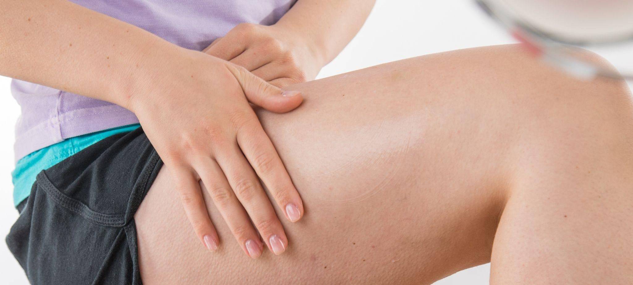 Eine Frau pflegt ihre Haut