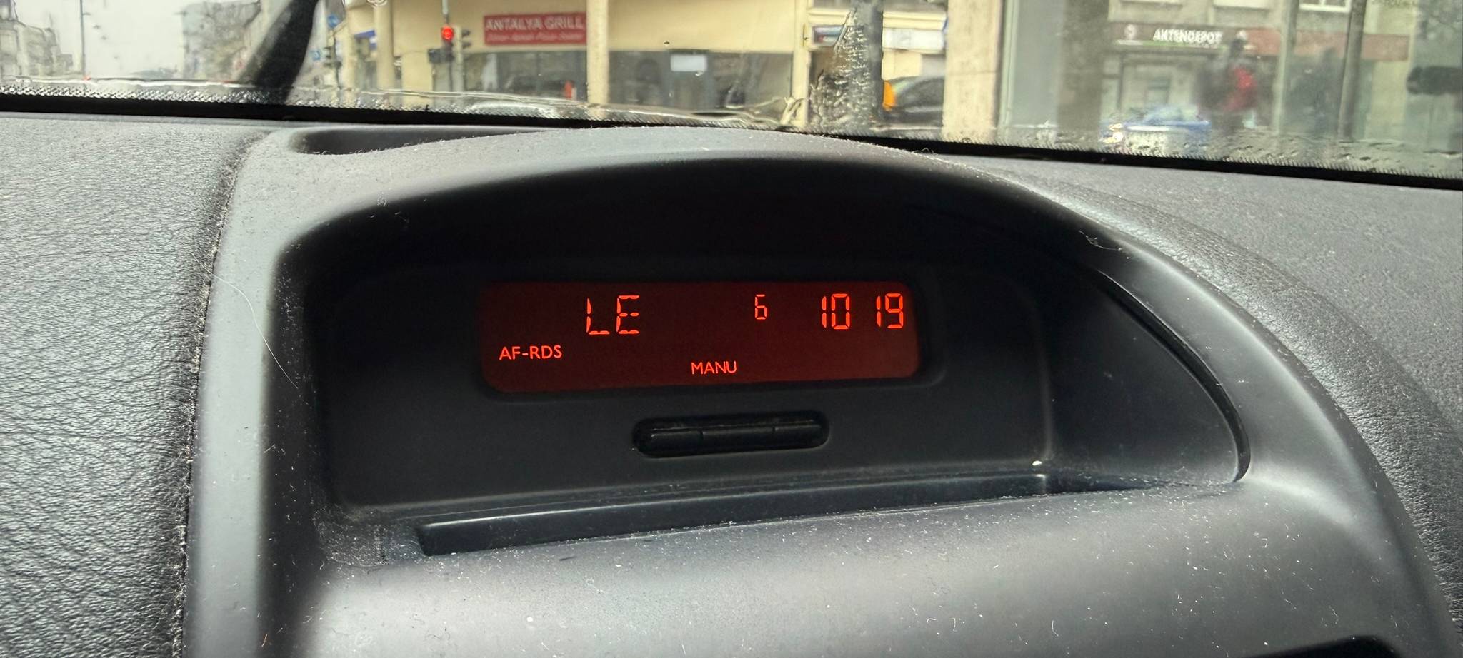 Beim Autoradio wird zurzeit nur "LE" statt "RLW Hamm" angezeigt.