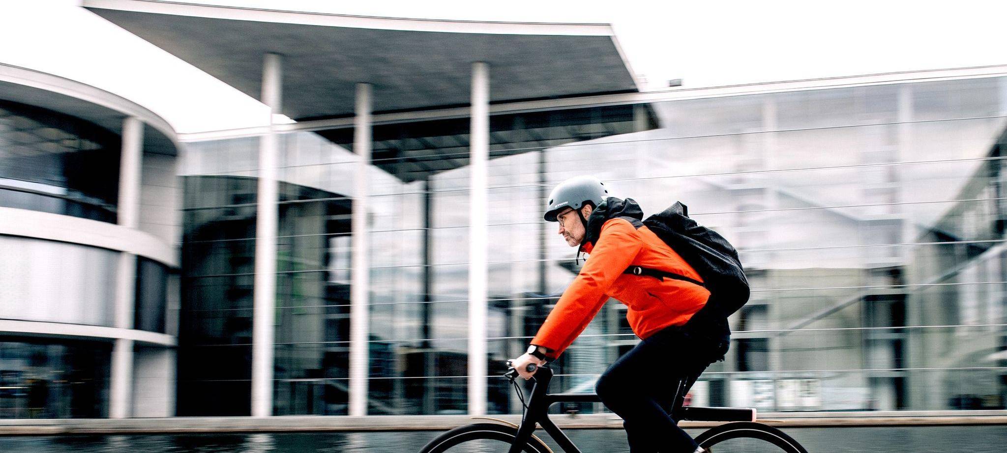 Ein Mann fährt Fahrrad