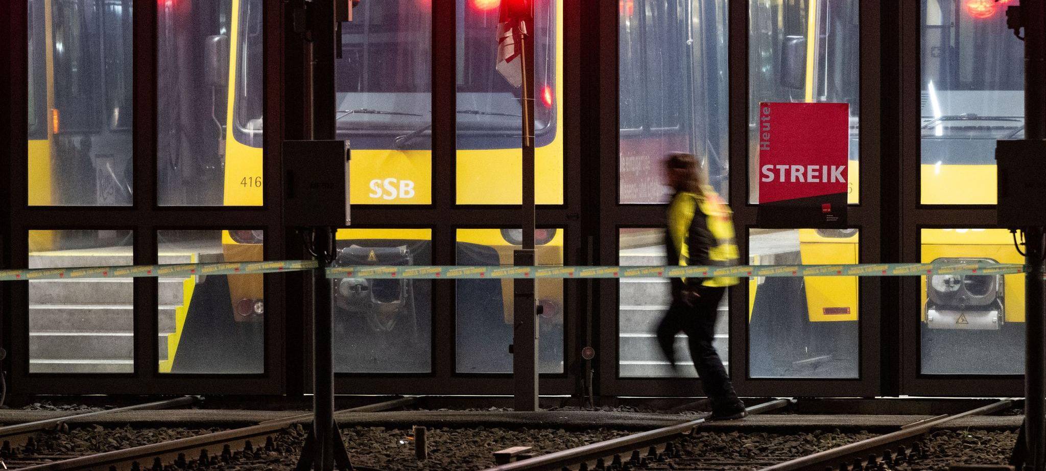 Eine Teilnehmerin eines Warnstreiks vor einem Stadtbahndepot