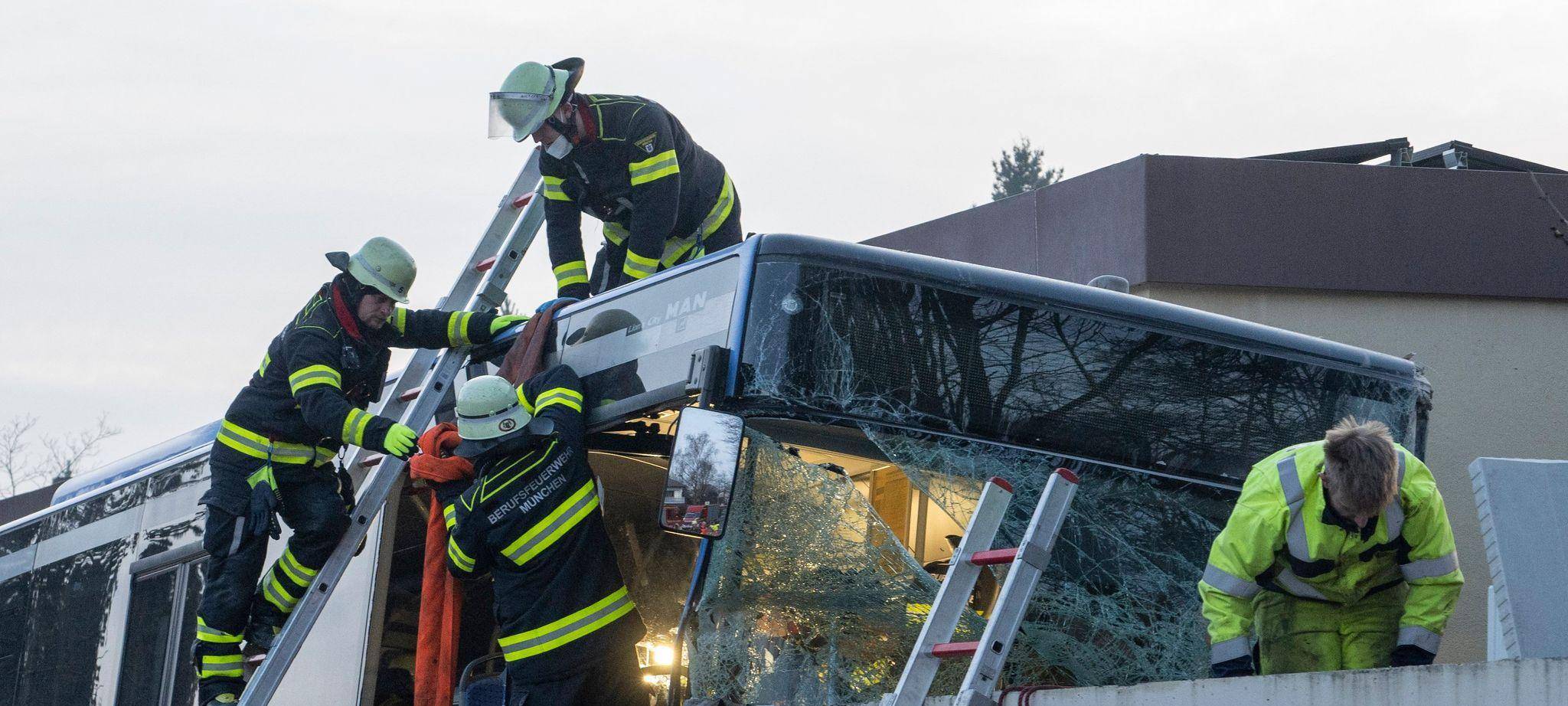Bus kracht gegen Mauer – ein Toter und mehrere Verletzte