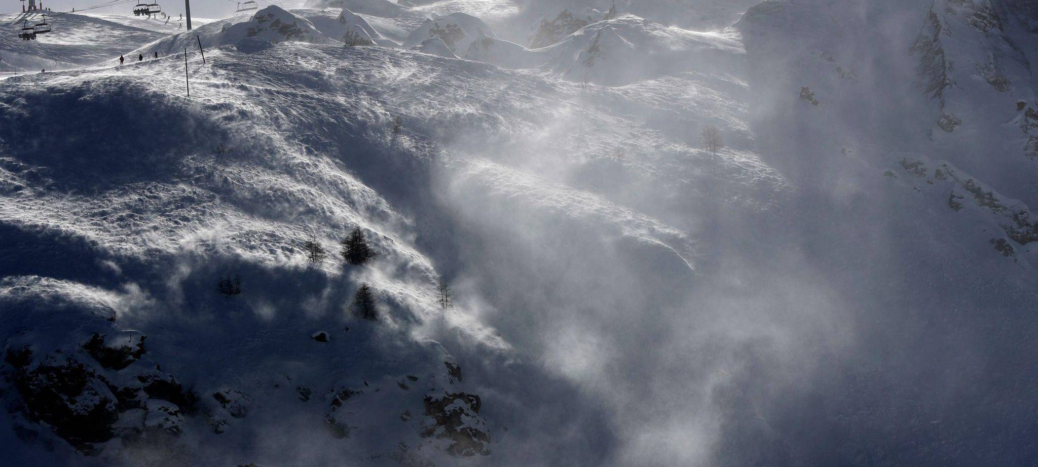 Lawine reißt drei Skifahrer in dem Alpen in den Tod