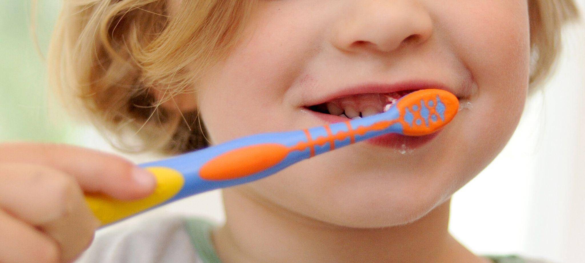 Ein Junge putzt sich die Zähne