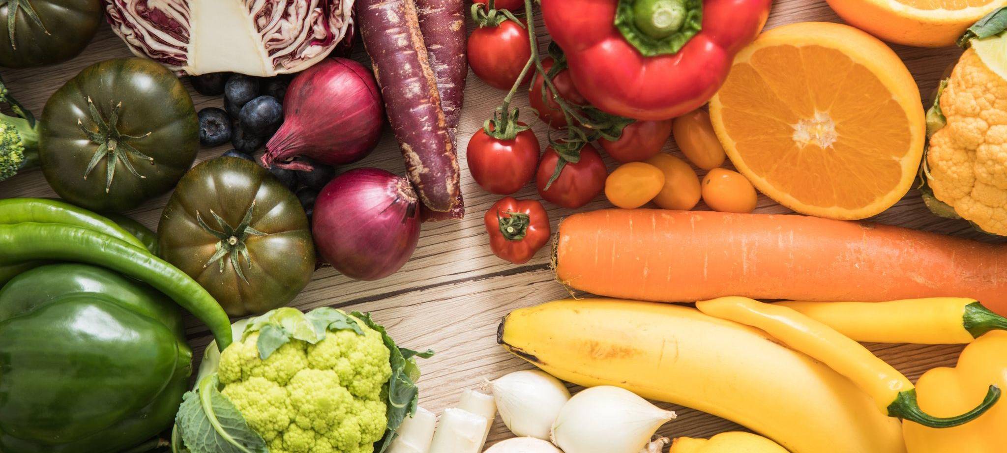 Obst und Gemüse auf einem Tisch