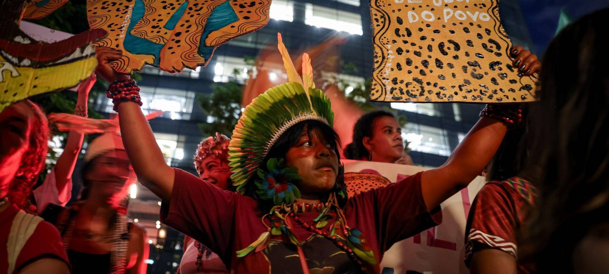 Indigene demonstrieren gegen Baggerarbeiten im Amazonasgebiet