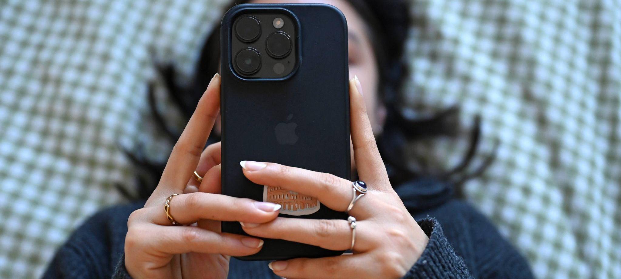 Junge Frau mit Smartphone