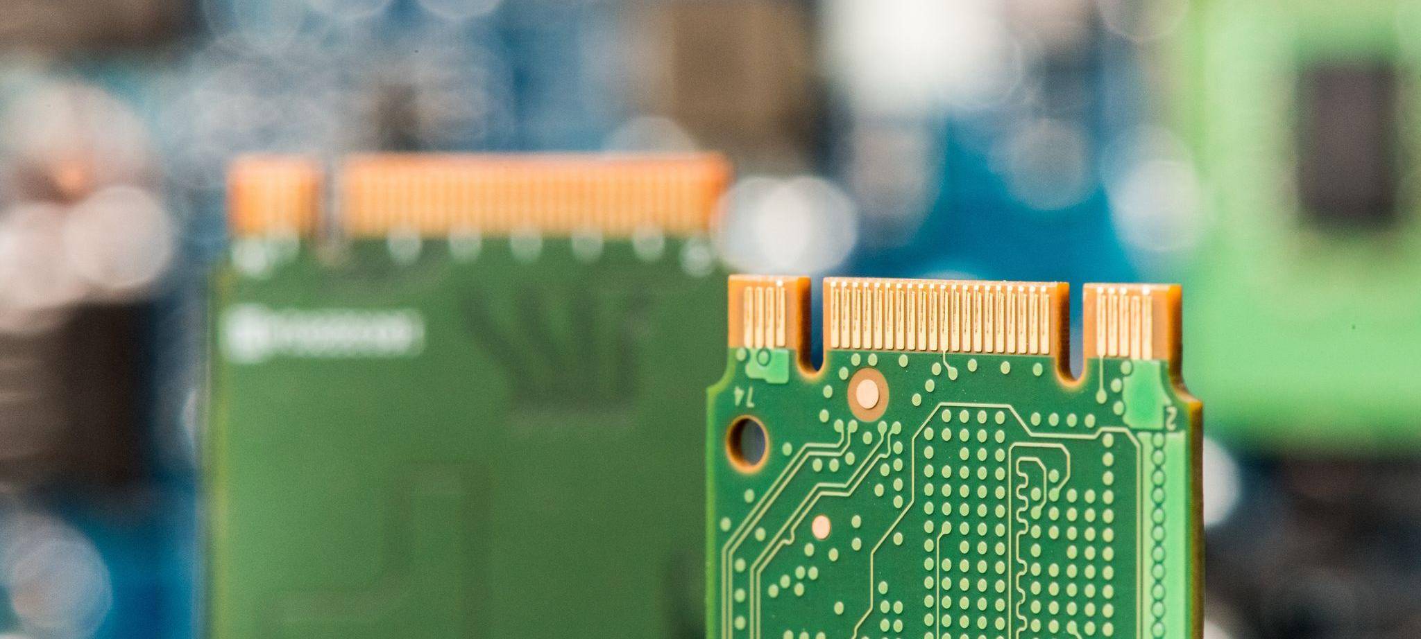 M.2-SSD-Karte mit SATA-Anschluss (vorn) und NVMe-SSD-Festplatte