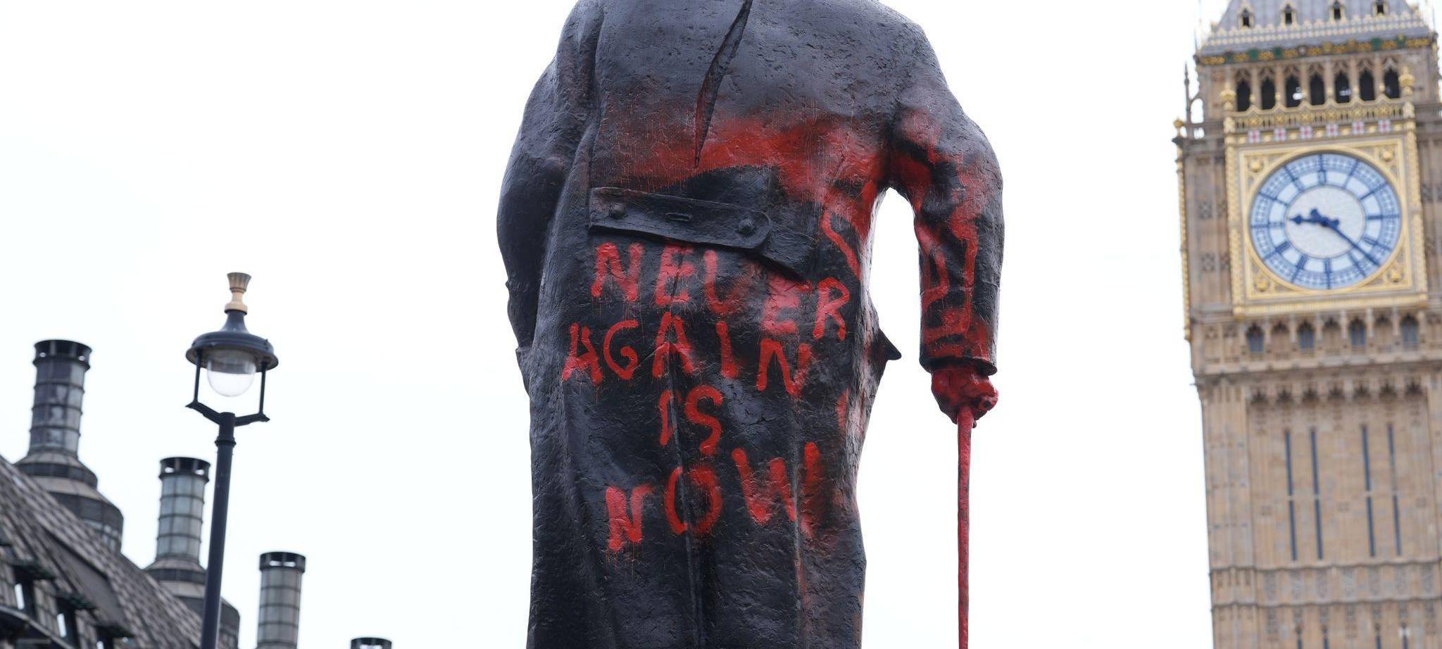 Berühmte Statue von Churchill in London beschmiert