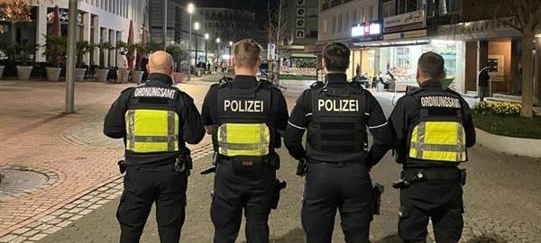 Polizei und Ordnungsamt kontrollieren Innenstadt, Drogenbesitz, Diebstahl und mehr entdeckt
