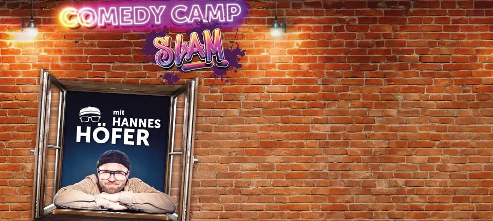 Comedian Hannes Höfer blickt aus einem Fenster vor einer Backsteinwand mit dem bunten Schriftzug „Comedy Camp Slam“.