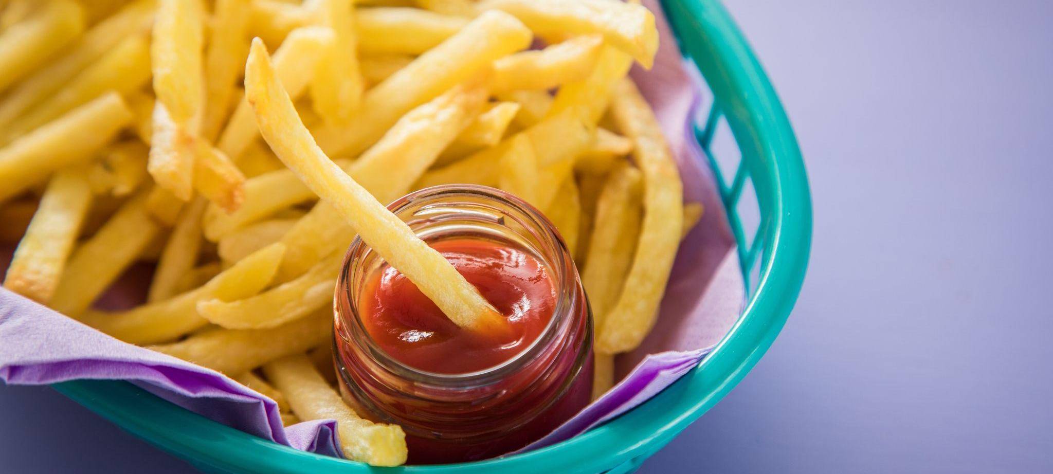 Pommes mit Ketchup