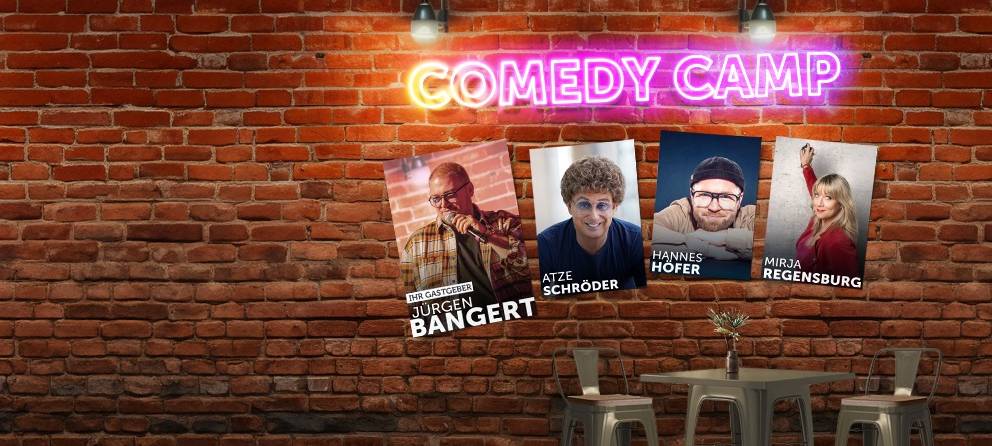Comedy Camp Tour 2026 Promo-Bild: Neon-Logo vor Backsteinwand mit Porträts von Gastgeber Jürgen Bangert, Atze Schröder, Hannes Höfer und Mirja Regensburg