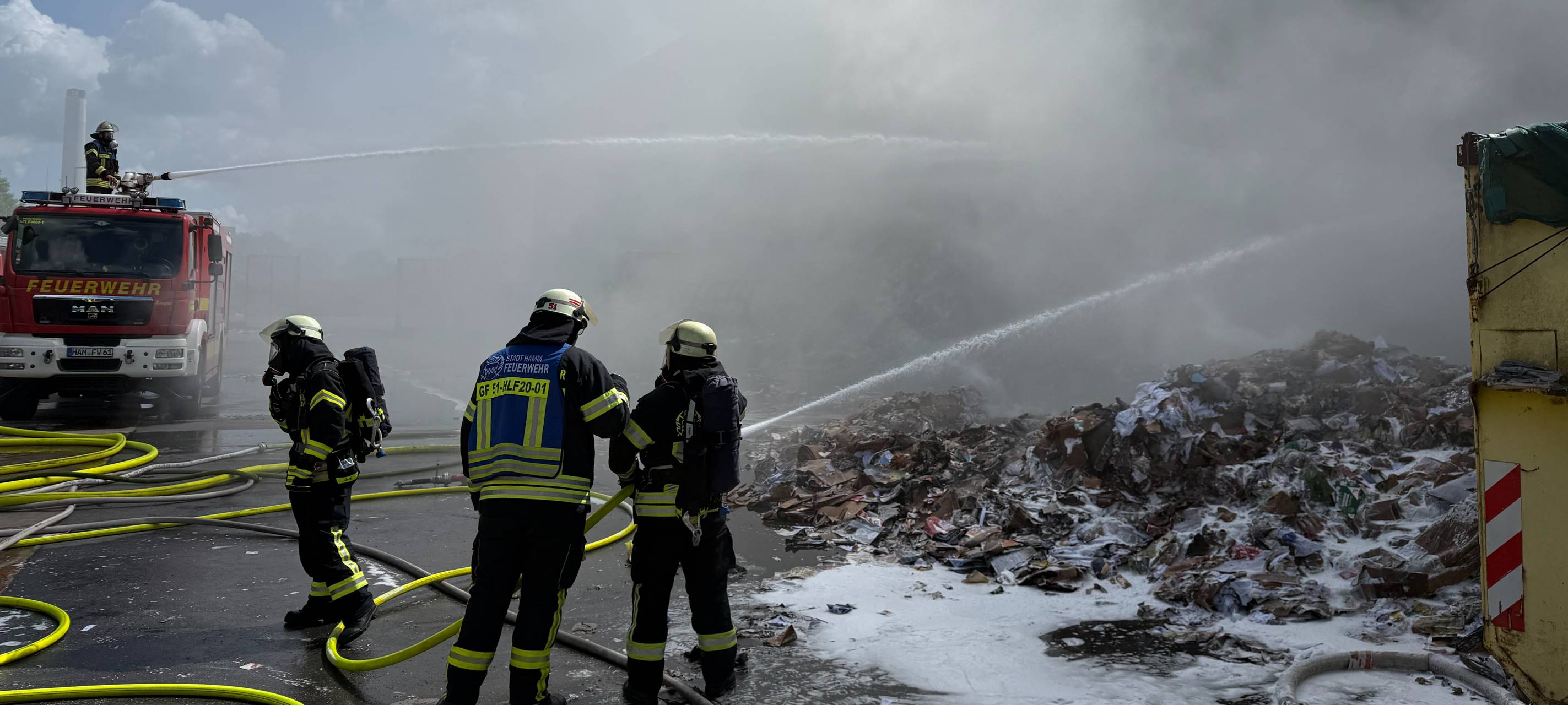 In Hamm-Bockum-Hövel brennt eine Lagerhalle der Recyclinganlage am Lausbach. Die Feuerwehr warnt per Nina-App vor Geruchsbelästigung und Rauchniederschlag im Bereich der ehemaligen Zeche Radbod.