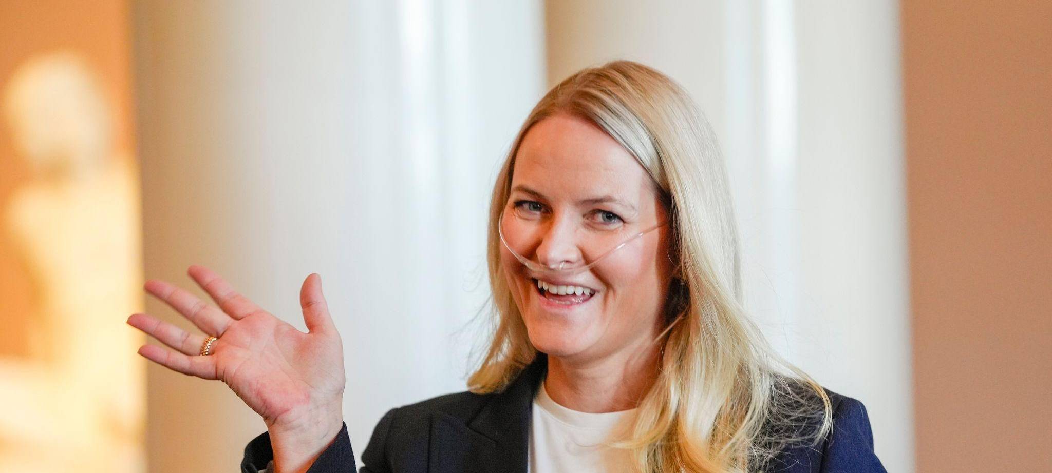 Mette-Marit mit Sauerstoffgerät bei offiziellem Termin