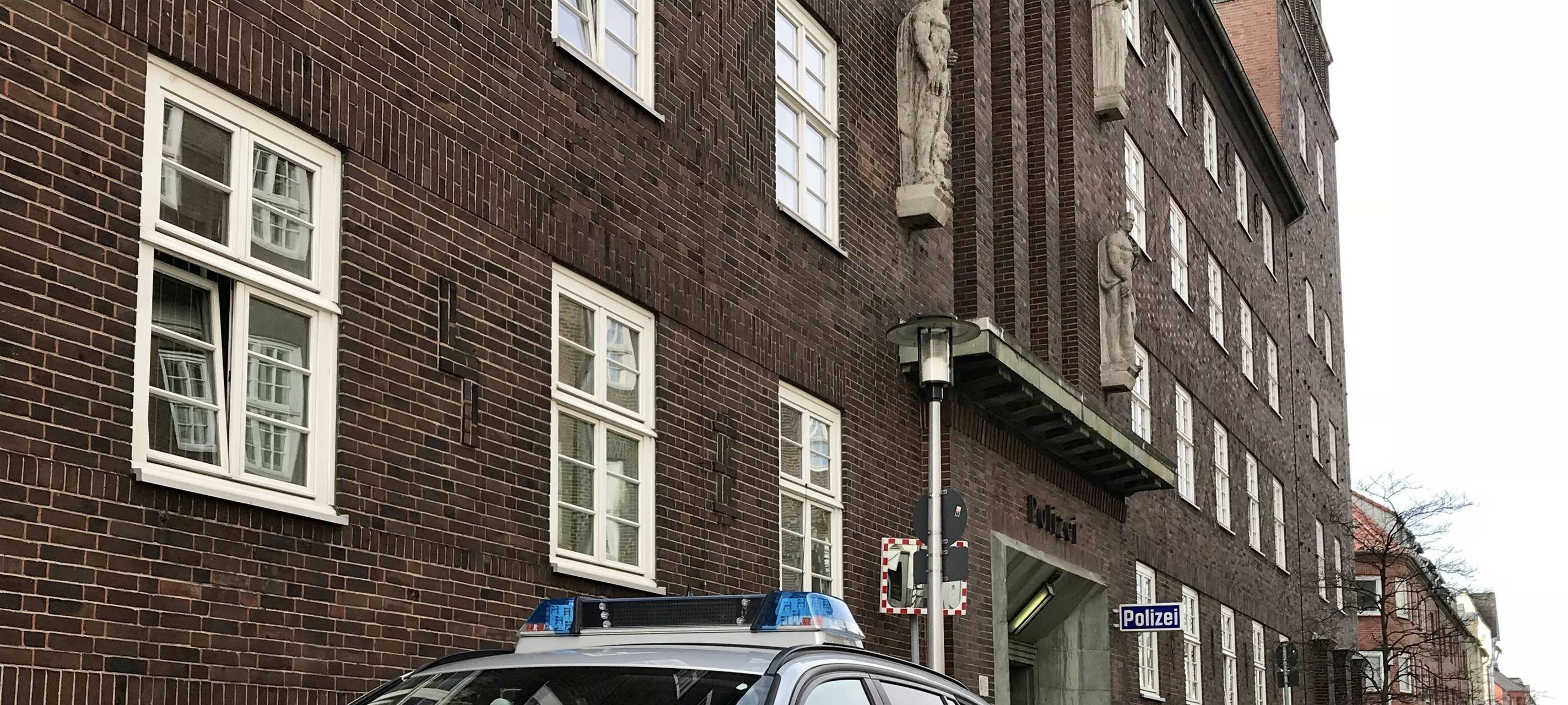 Ein Polizeiwagen der Wache in der Innenstadt