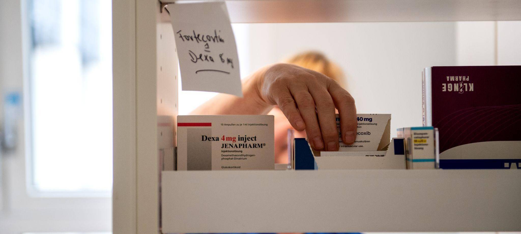 Fachkraft für Palliativpflege am Medikamentenschrank
