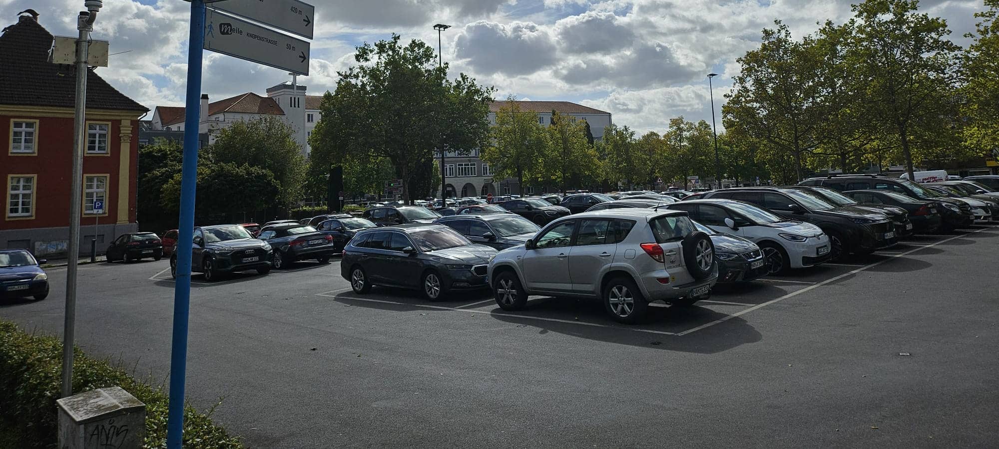 Aktuell ist der Santa-Monica-Platz in Hamm voller Autos. Das soll bald der Vergangenheit angehören.