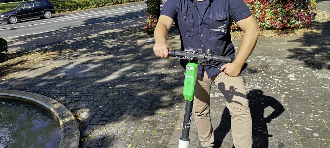 Chris Böder auf einem Lei-E-Scooter