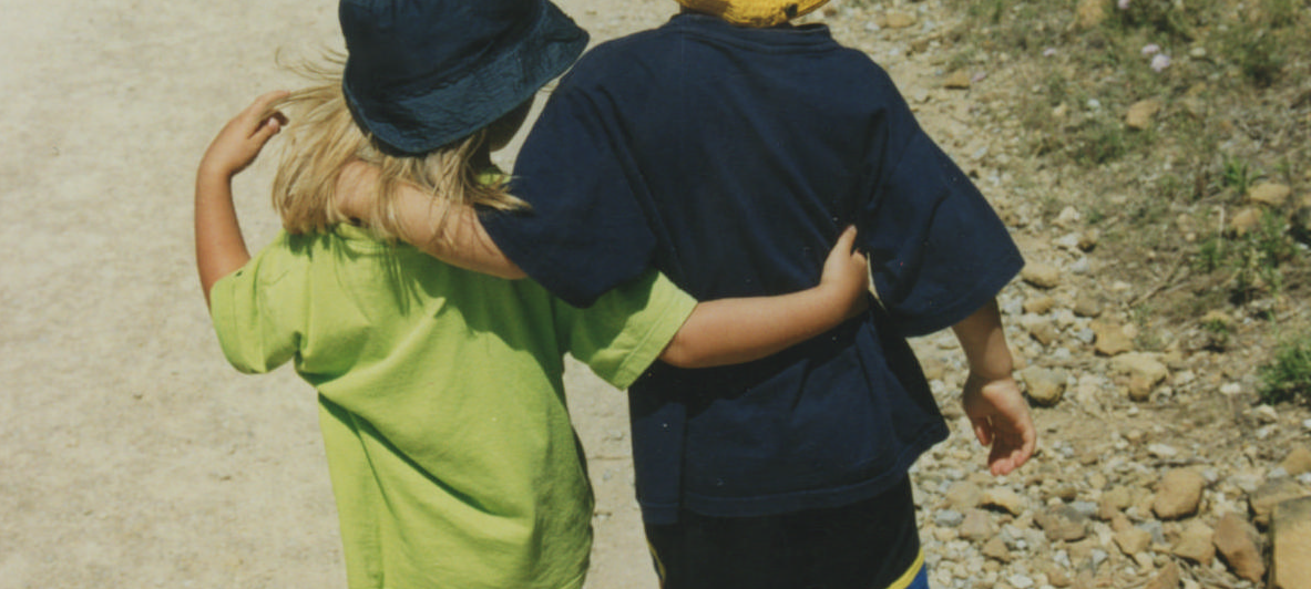 Kurzzeitschwester: Ein Filmemacher auf der Suche nach seiner Pflegeschwester