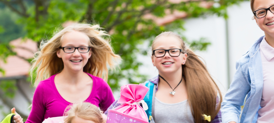 Mehrere Mädchen auf dem Weg zur Einschulung ihrer kleinen Schwester mit einer Schultüte in der Hand.