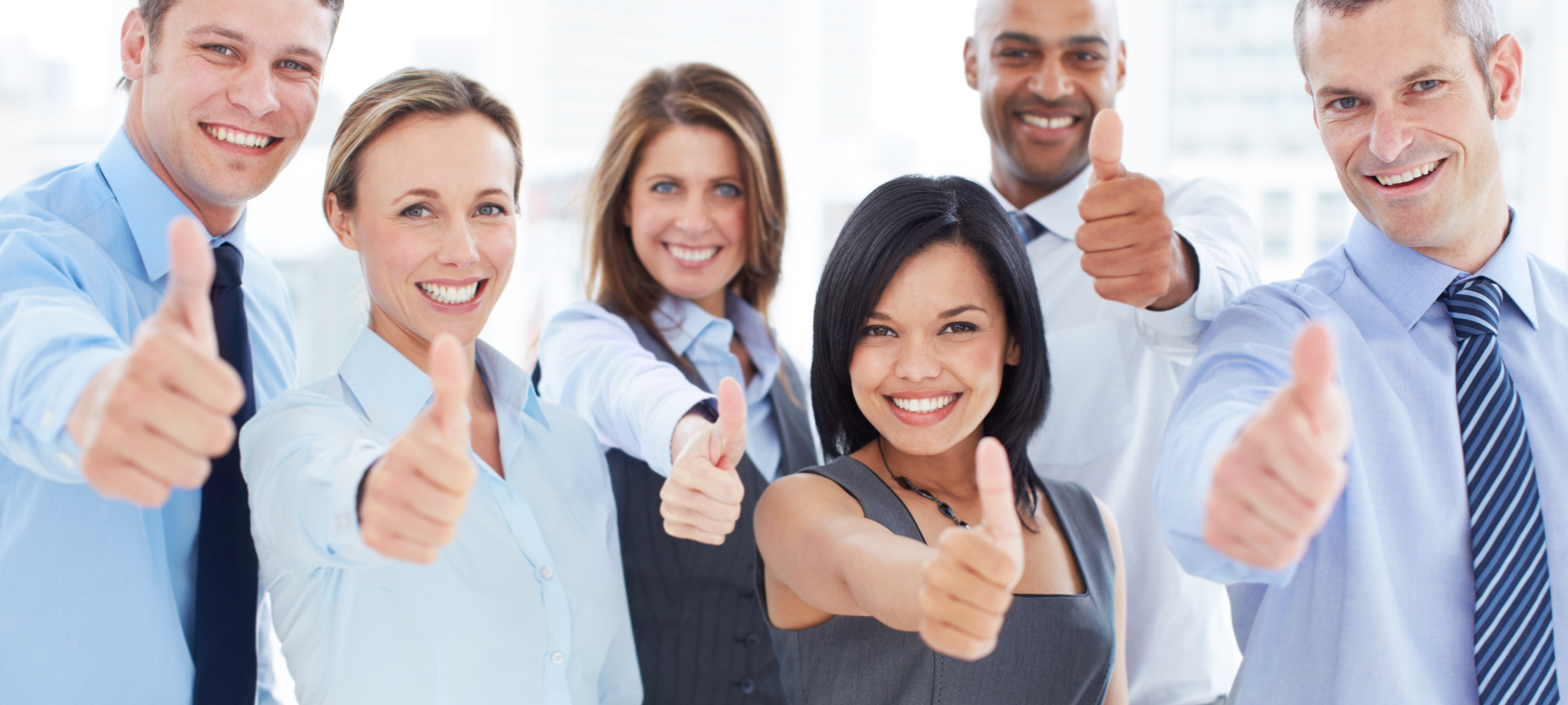 Eine Gruppe glücklicher Kollegen.