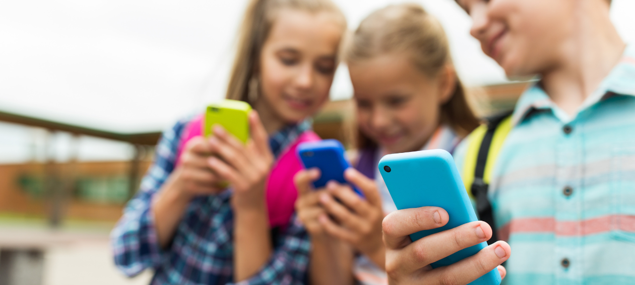 Ein Kind benutzt sein Smartphone.