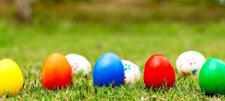 Bunte Ostereier auf einer Wiese.