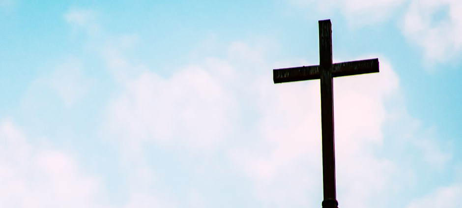 Ein Kreuz auf einem Kirchturm