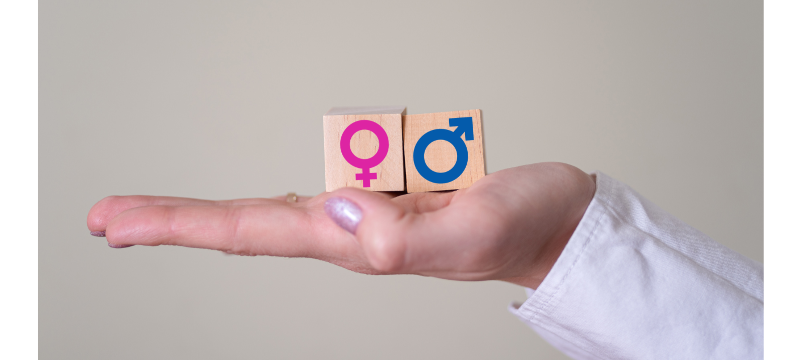 Hand mit Würfeln Mann und Frau