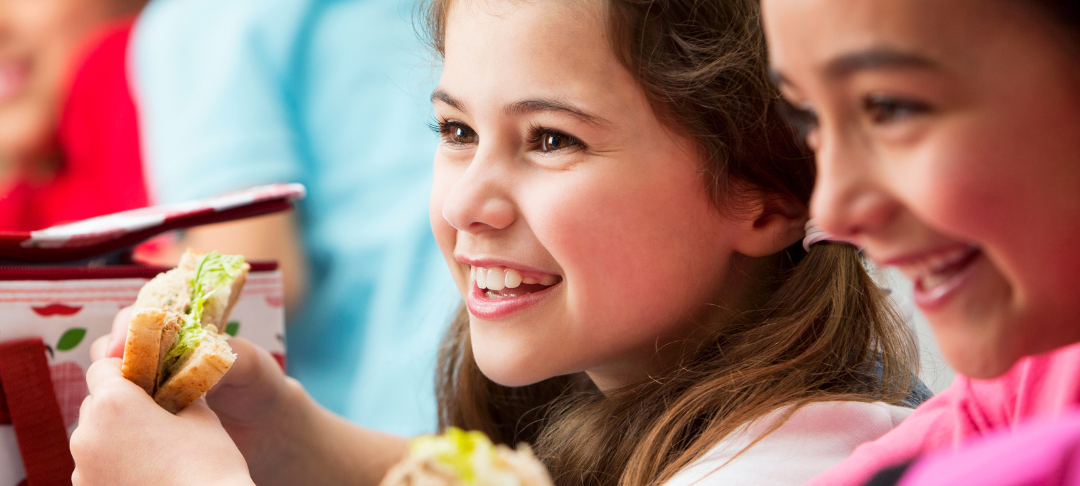 Zwei kleine Mädchen beim Mittagessen.