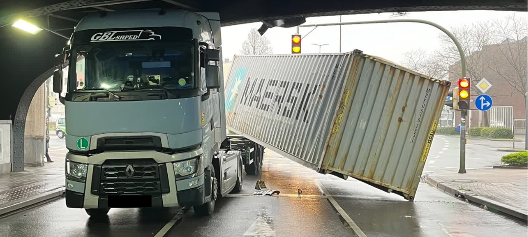 LKW festgefahren in Hamm-Westen