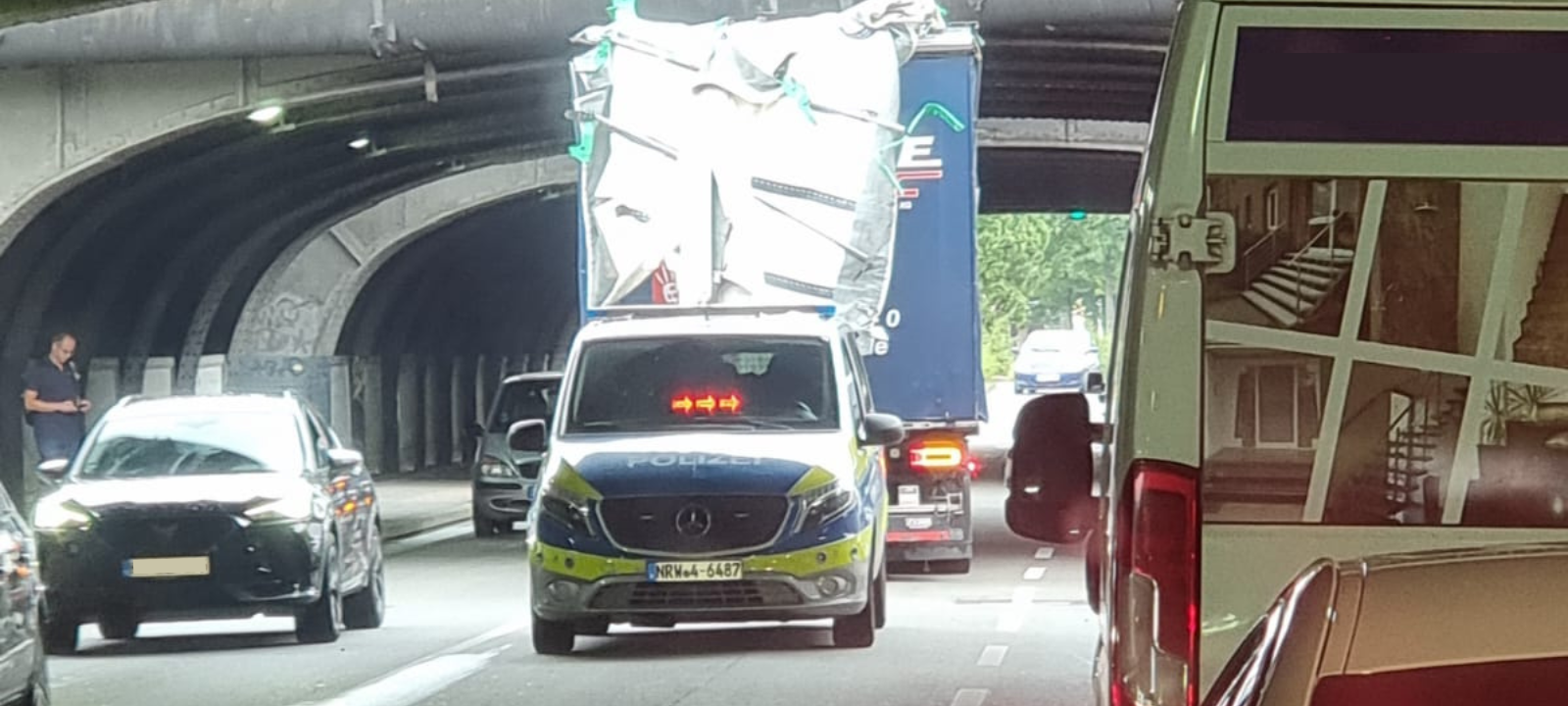 Wieder bleibt ein LKW an Brücke in Hamm-Westen hängen