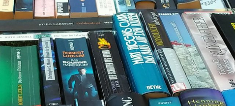 Bücher in einer Kiste.