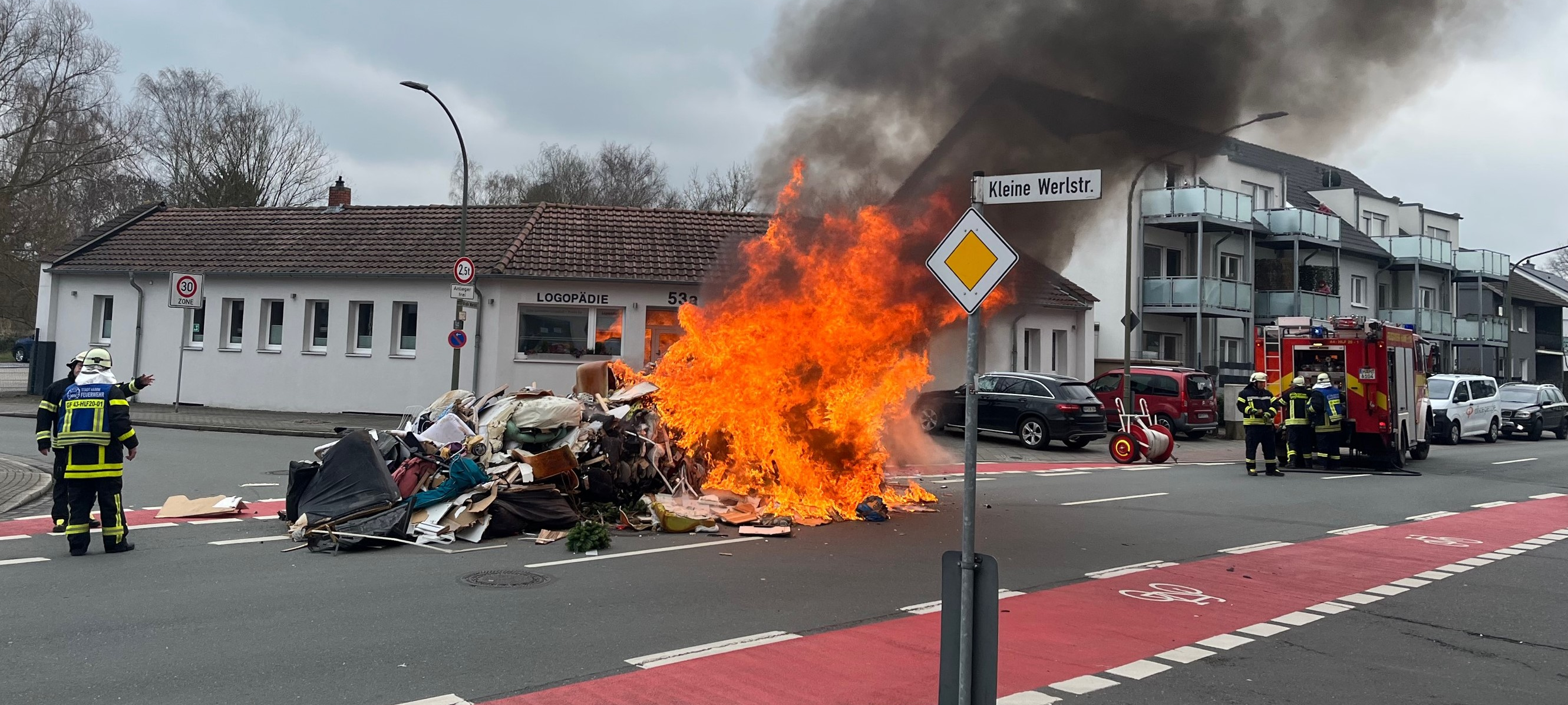 Brand in Hamm: Sperrmüll aus Wagen brennt