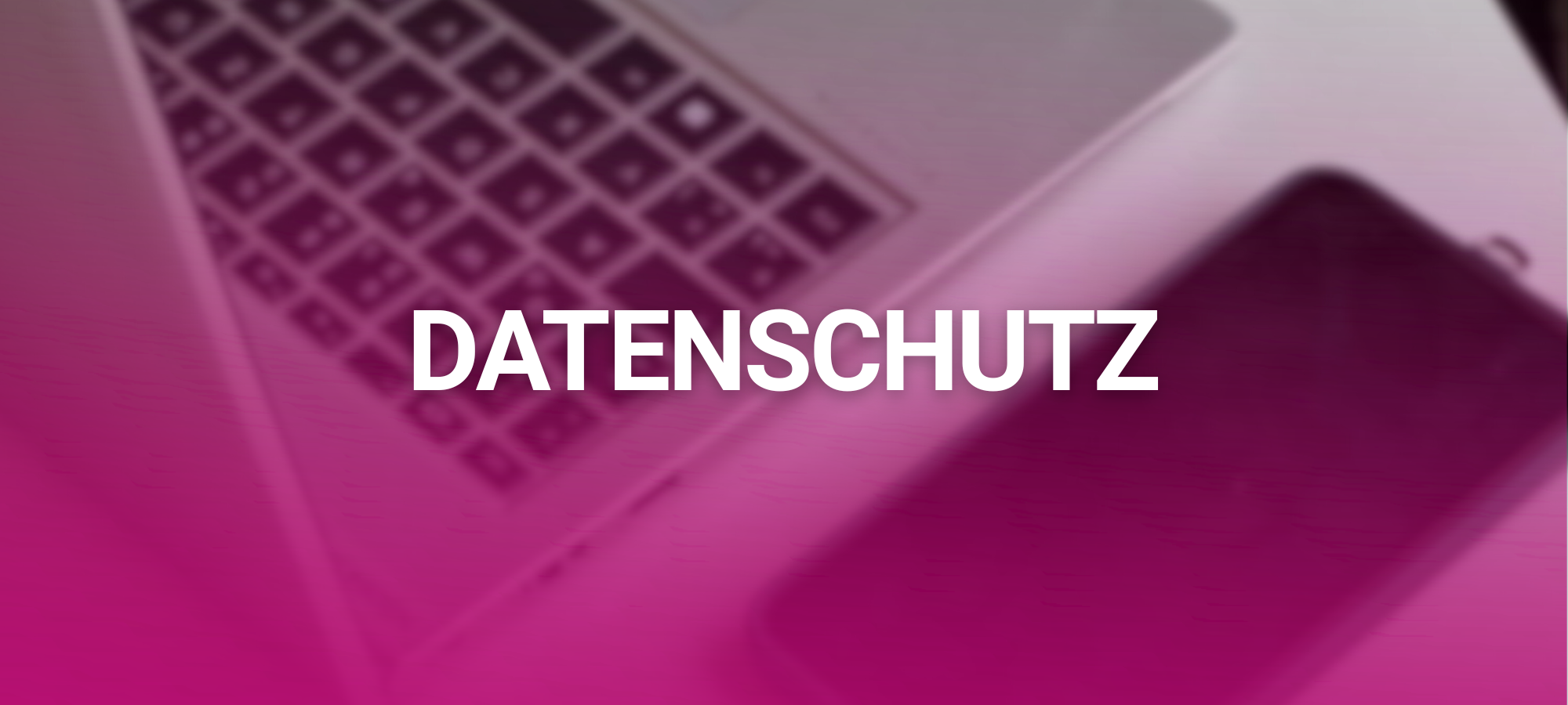 Grafik Datenschutz - eine Hand an einem aufgeklappten Laptop dazu der Schriftzug "Datenschutz"