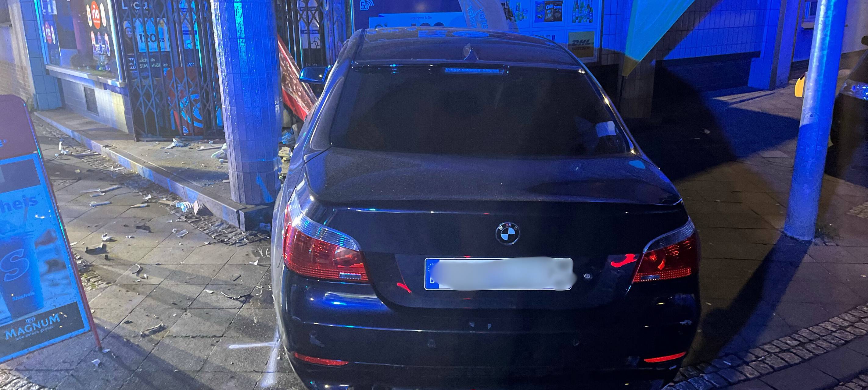 Auto kracht in Kiosk