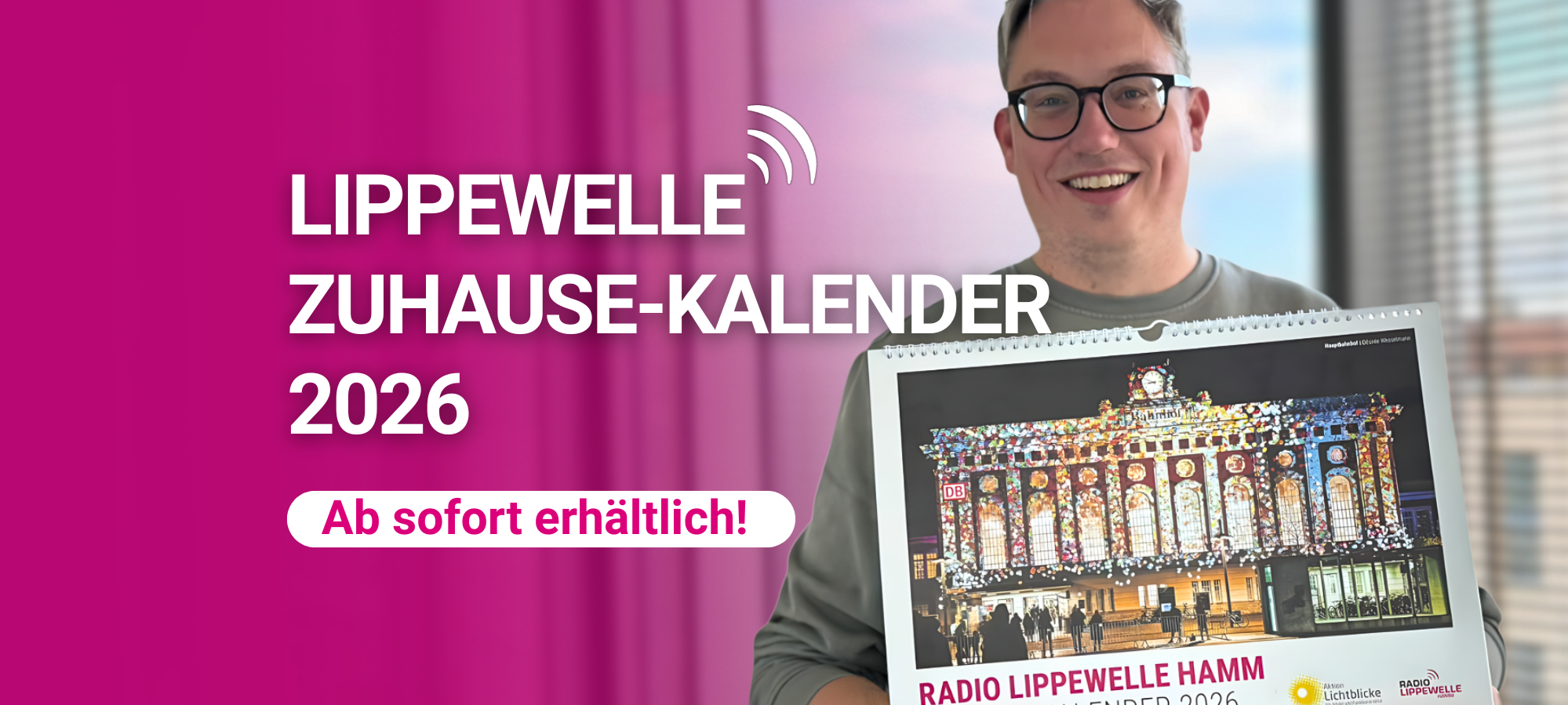 Lippewelle Chef Matthias Dröge hält den neuen Zuhause-Kalender in die Kamera. Dazu der Text: Lippewelle Zuhause-Kalender 2026 ab sofort erhältlich!